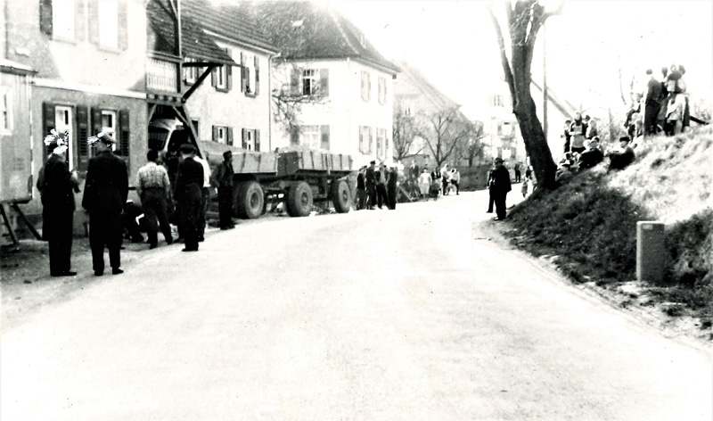 Schaulustige am Unfallort Hauptstr. 112, Kieslaster 1959